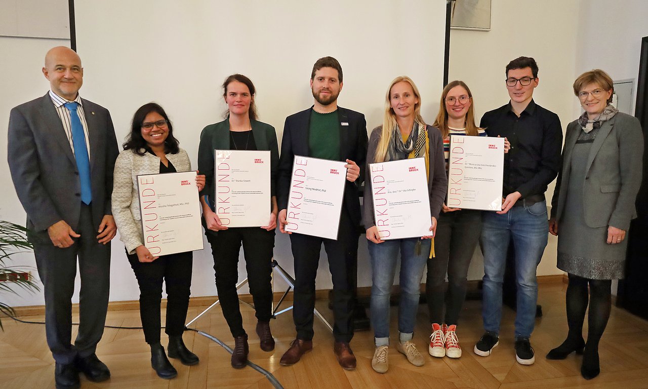 Die Preisträgerinnen und Preisträger präsentieren die Urkunden.