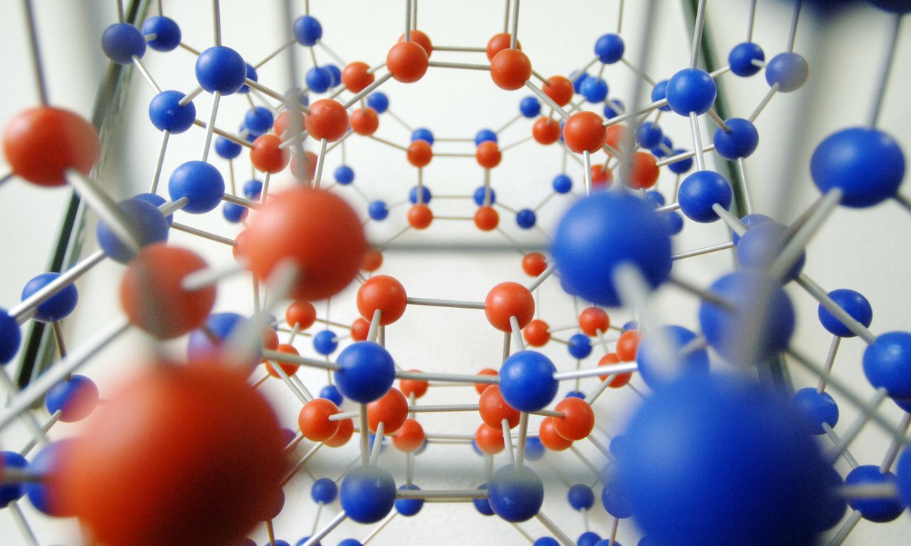 Rote und blaue Kugeln auf einem Gitter aufgesteckt