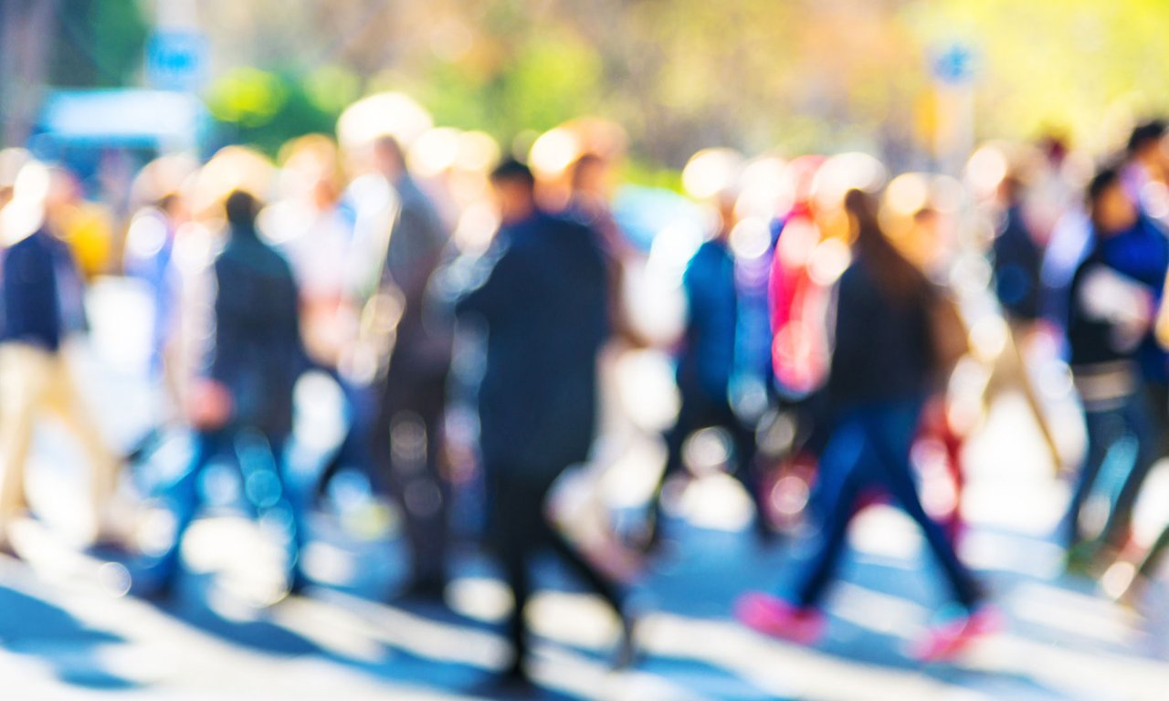 Menschen auf der Straße, verschwommen aufgenommen