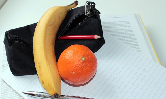 Federpennal mit Stiften und Obst