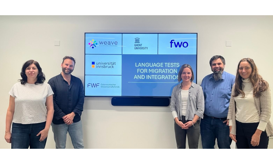Eva Konrad, Bart Deygers, Viktoria Ebner, Benjamin Kremmel and Laura Schildt in front of screen with project title and funding agencies on slide