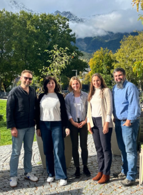 Eva Konrad, Bart Deygers, Viktoria Ebner, Benjamin Kremmel and Laura Schildt in front of mountains next to university of Ibk