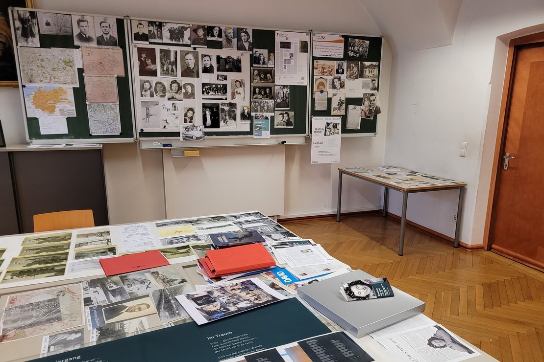 Einblick in die Justman-Werkstatt an der Katholisch-Theologischen fakultät, Sammlung von dokumenten, Bildern und Bausteinen der Sonderausstellung.