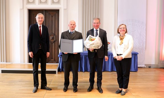 Gruppenfoto: Rektor Tilmann Märk, Christian Heitz, Konrad Bergmeister und Ulrike Tanzer