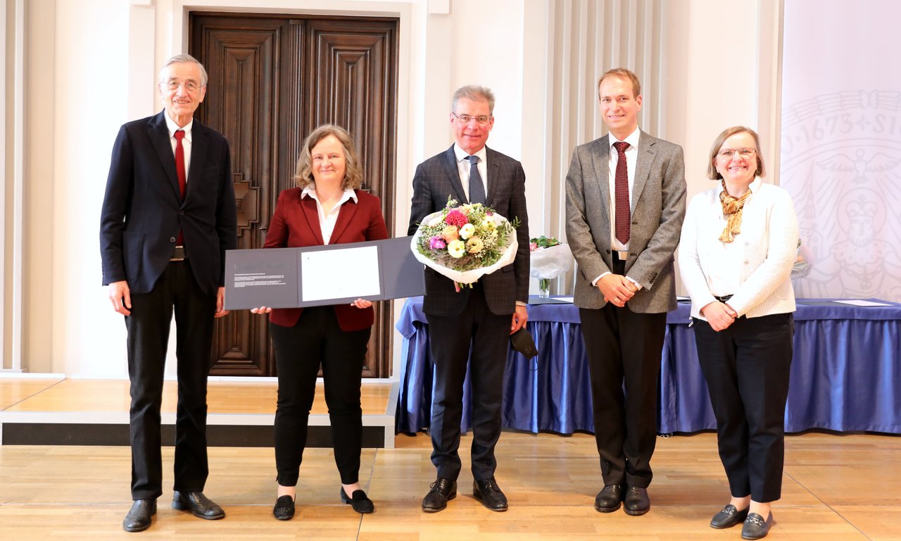 Gruppenfoto: Rektor Tilmann Märk, Ruth Breu, Konrad Bergmeister, Rainer Böhme und Ulrike Tanzer stehen auf der Bühne der Aula.