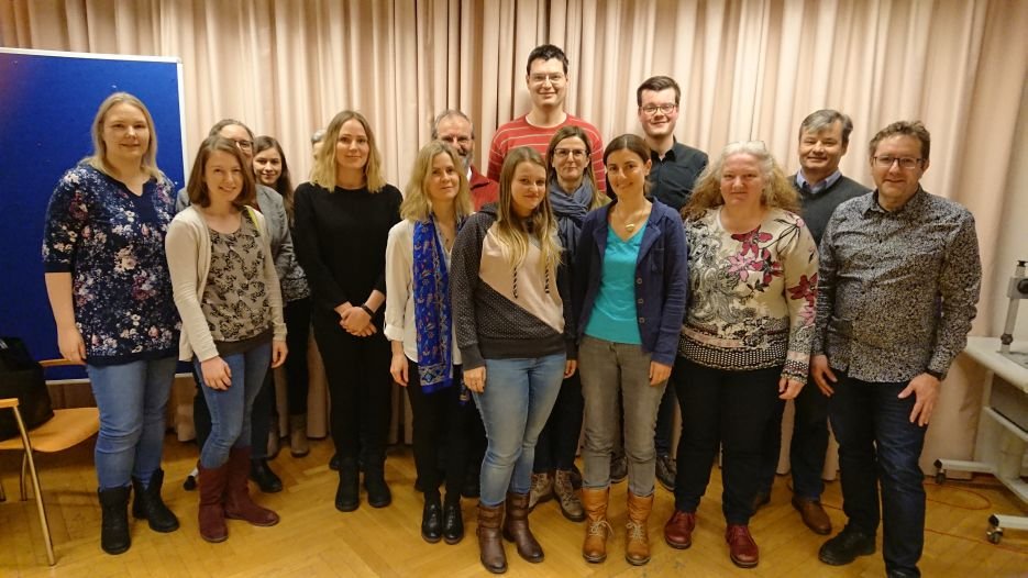 Teilnehmende eines der Seminare mit den Lehrenden (Schölzhorn, Panhofer, Ladner von rechts nach links)