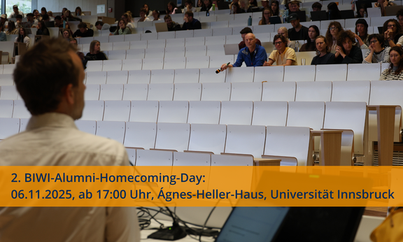 Blick in den Hörsaal Audimax mit sitzenden Menschen.