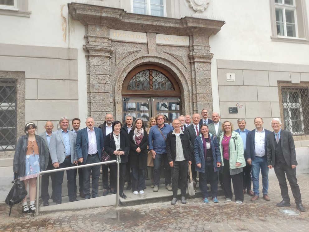 Gruppenfoto vor einem Gebäude