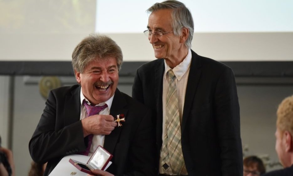 Józef Niewiadomski freut sich sichtlich über die Verleihung des Ehrenkreuzes für Wissenschaft und Kunst 1. Klasse