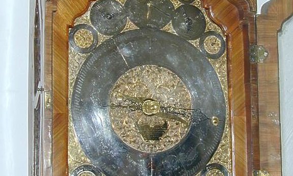 Großartige astronomische Uhr mit Holzgehäuse und Glastür, die das Uhrwerk sichtbar macht