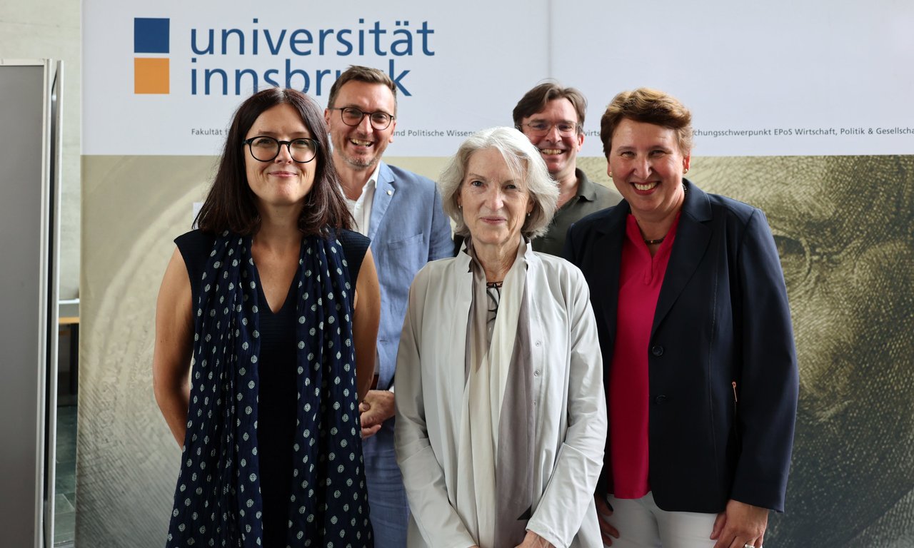 Kathleen Thelen mit Esther Blanco und den drei Dekan:innen vor einer Pressewand