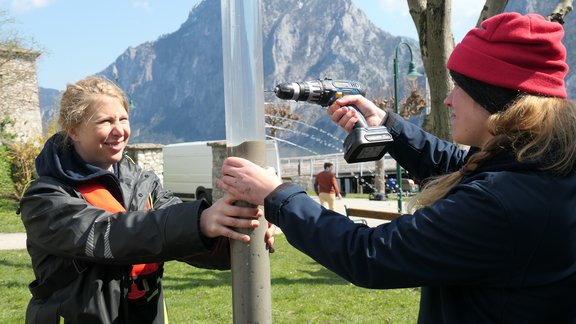 Ein Bohrkern aus dem Traunsee, geborgen von Taucherinnen des Kuratoriums Pfahlbauten