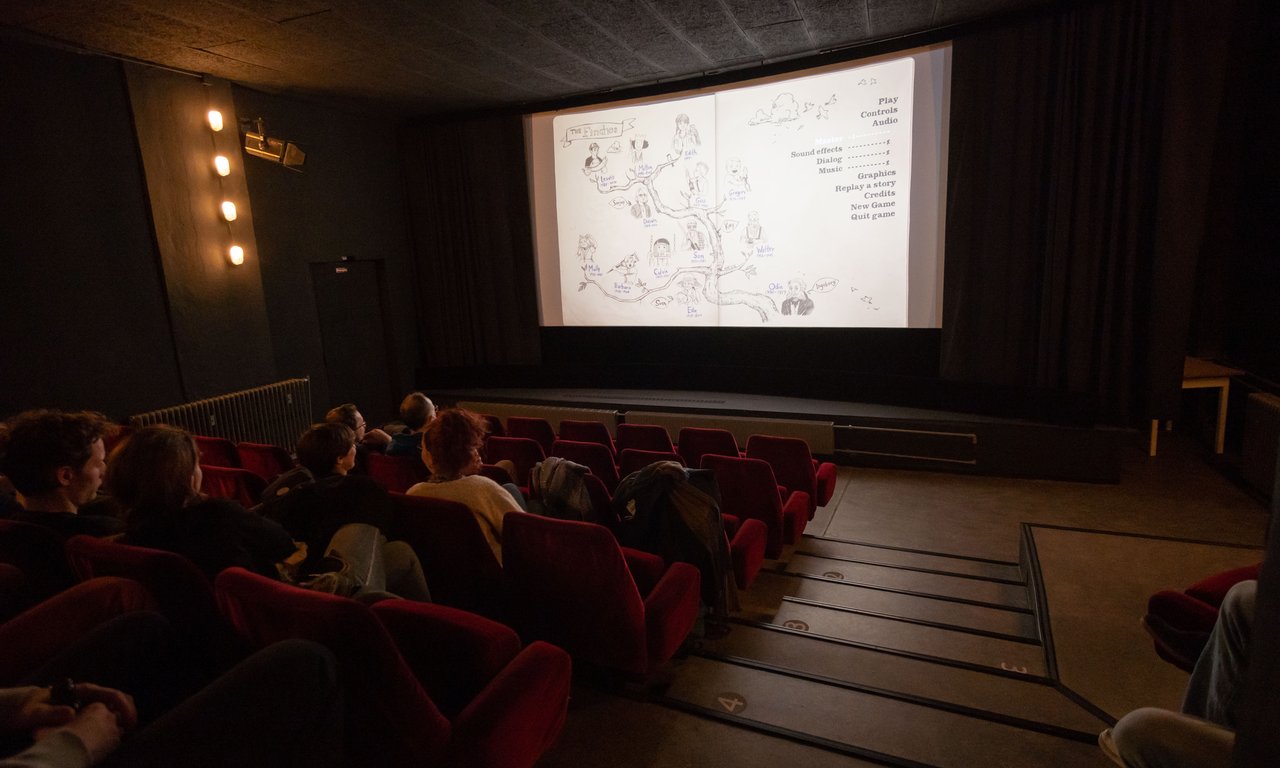 Bick auf die Leinwand im Kinosaal