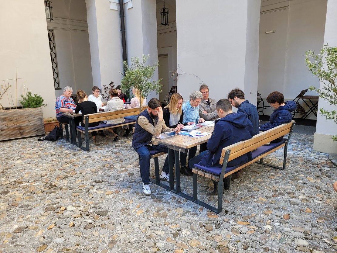 Zu sehen sind Teilnehmer:innen im Innenhof.