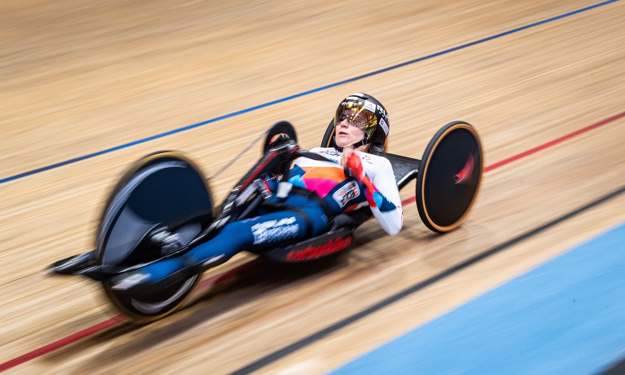 Eine Person auf einem Handbike