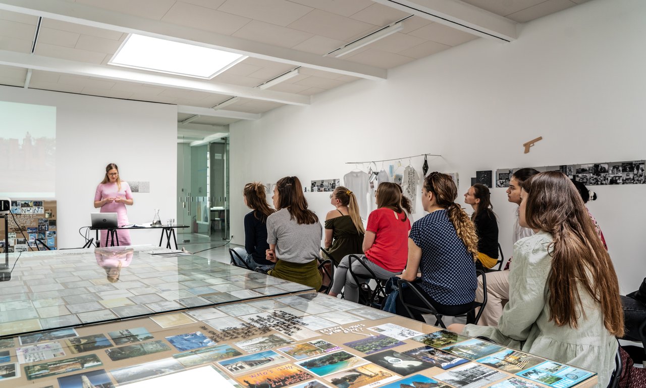 Vortragssituation in einem Ausstellungsraum