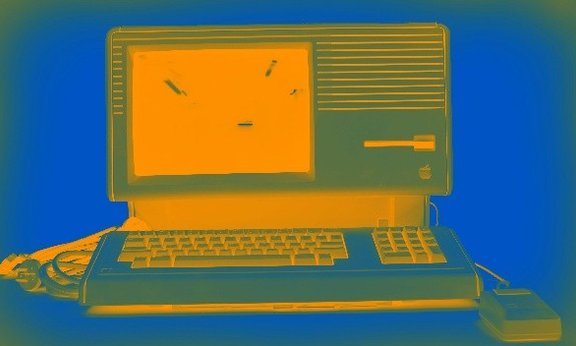 Bildschirm mit Maus und Tastatur