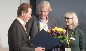 Martin Kopp wird von Wolfgang Maier und Annje Solomon ausgezeichnet