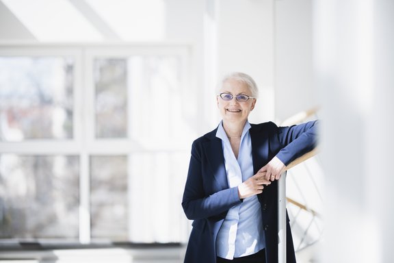 Portrait Barbara Hinger ab Oberkörper, lächelnd