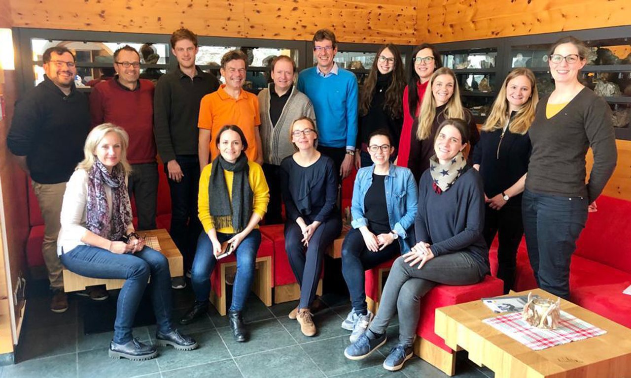 16 Doktorand*Innen, Post-Docs und Lehrstuhlleiter*Innen aus den Bereichen Personal- und Organisationsmanagement, Leadership and Change sowie Employment Relations