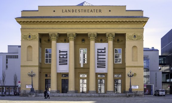Tiroler Landestheater, von vorne fotografiert