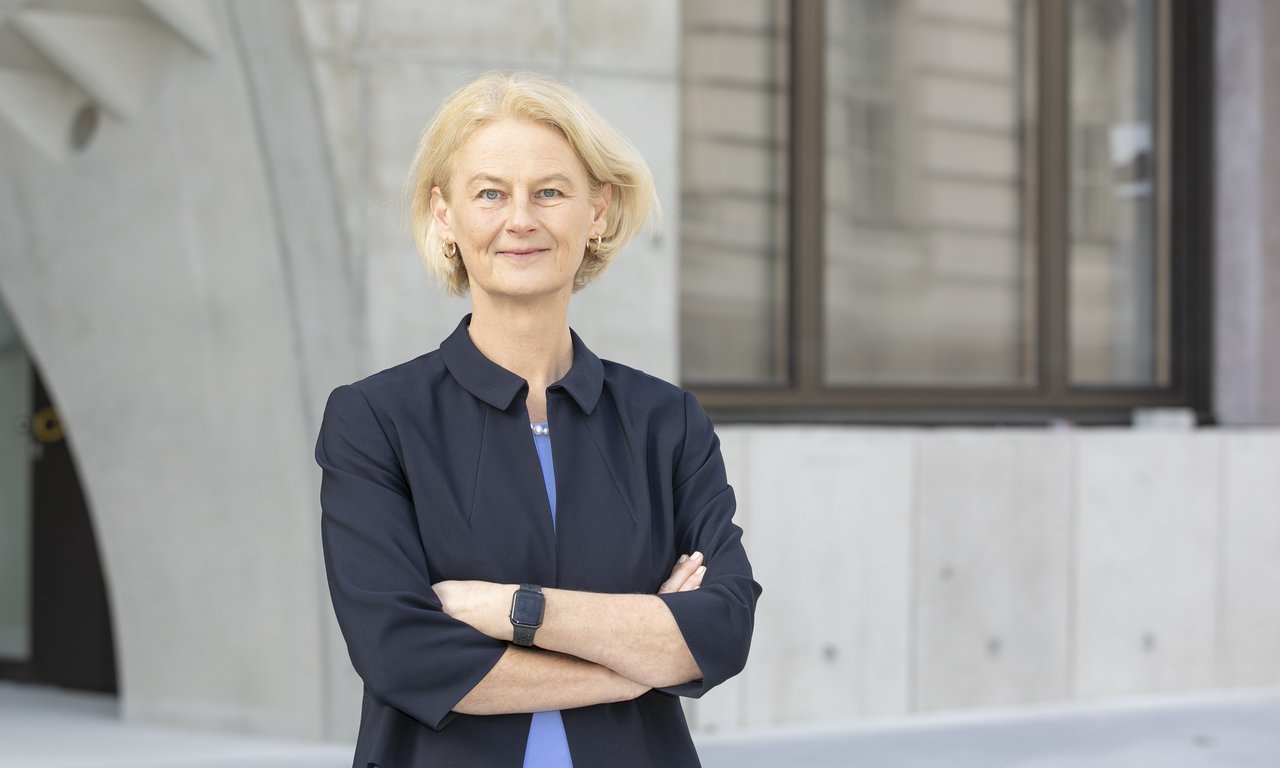 Porträtfoto von Veronika Sexl vor dem Agnes-Heller-Haus