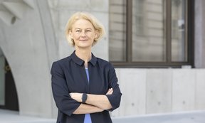 Porträtfoto von Veronika Sexl vor dem Agnes-Heller-Haus