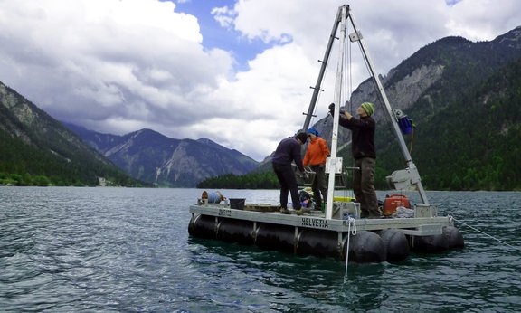 Das Team vom Institut für Geologie entnahm von einer schwimmenden Bohrplattform bis zu acht Meter lange Bohrkerne aus den Seen. Im Bild: Bohrungen am Plansee im Frühjahr 2018.