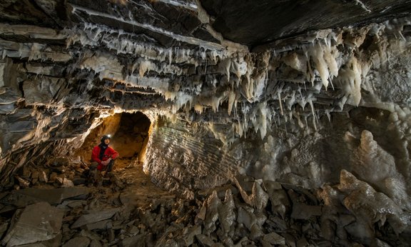 Coverbild der aktuellen Zukunft Forschung: Eine beleuchtete Höhle
