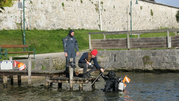 Das Tauchteam des Kuratoriums Pfahlbauten bereitet den Unterwasser-Einsatz vor
