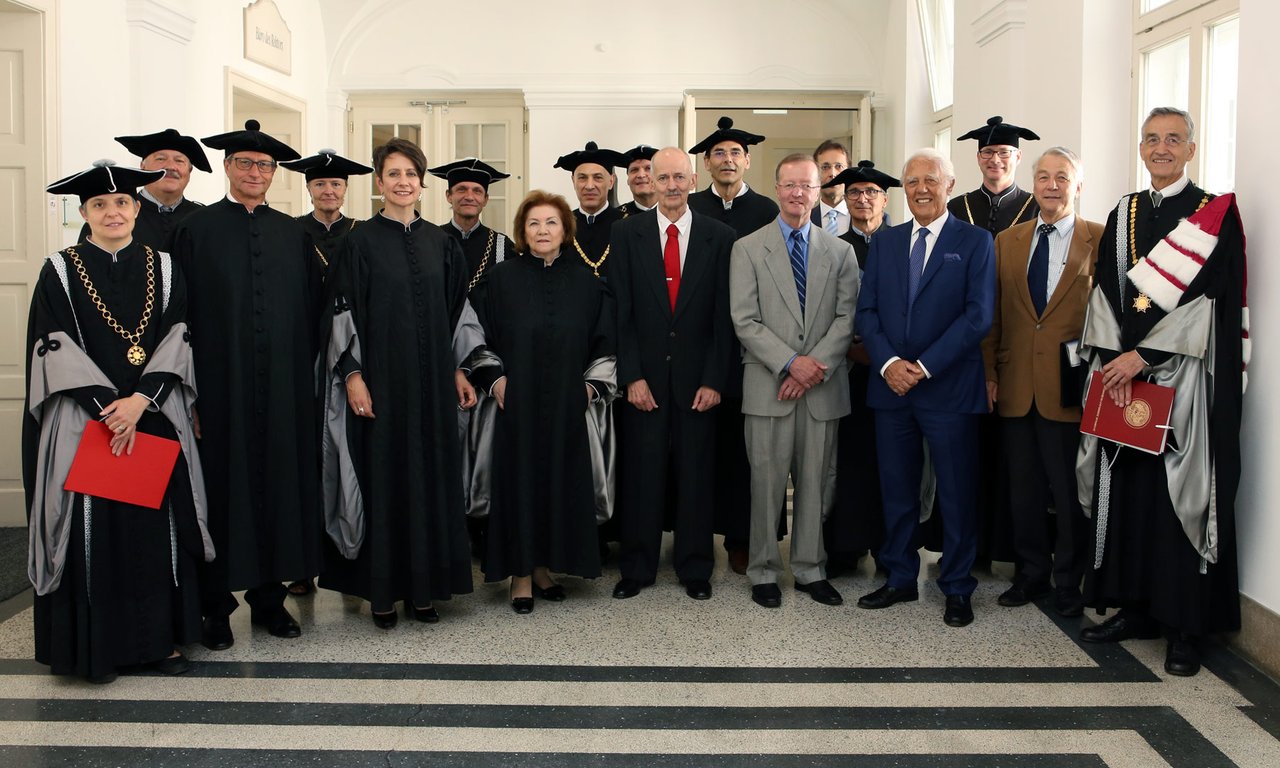 Die Geehrten mit Vertreterinnen und Vertretern der Universität.