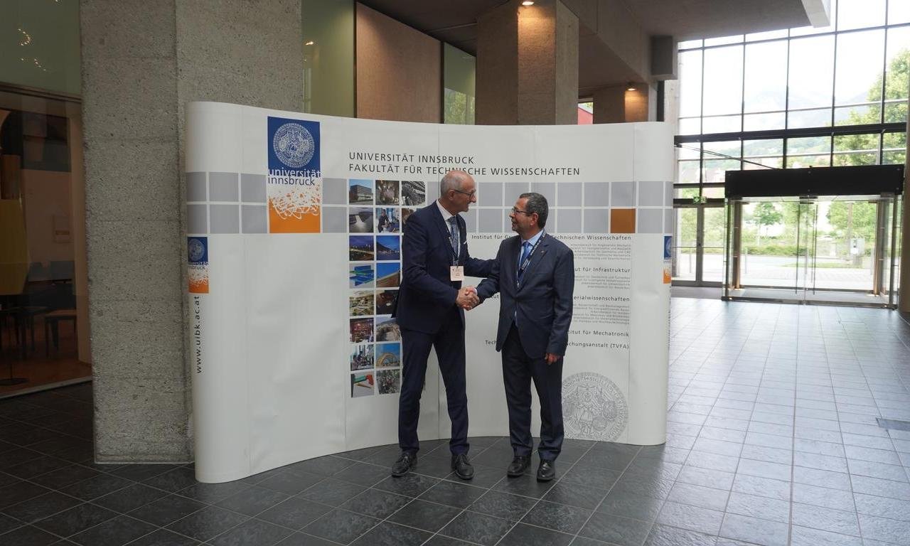 LH Anton Mattle schüttelt Prof. Hofmann die Hand