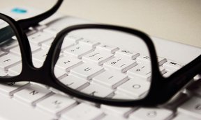 Brille auf einer Tastatur