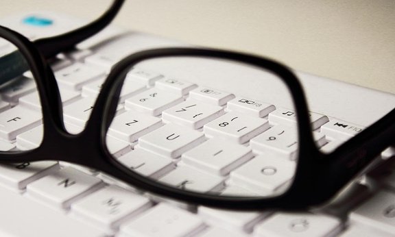 Brille auf einer Tastatur