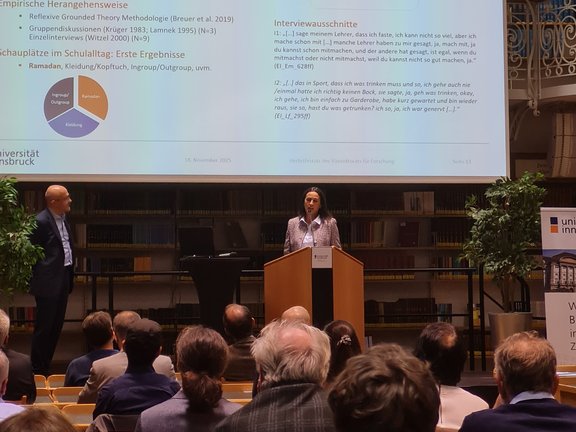 Foto des Herbstfestaktes mit der Präsentation von Antigona Shabani