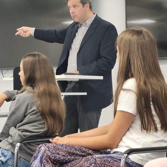 Professor der Kindern etwas erklärt