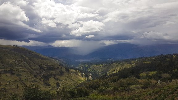 Blick auf ein Tal in Peru mit Regenwolken
