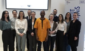 Gruppenfoto von Jurymitgliedern und Teilnehmer:innen