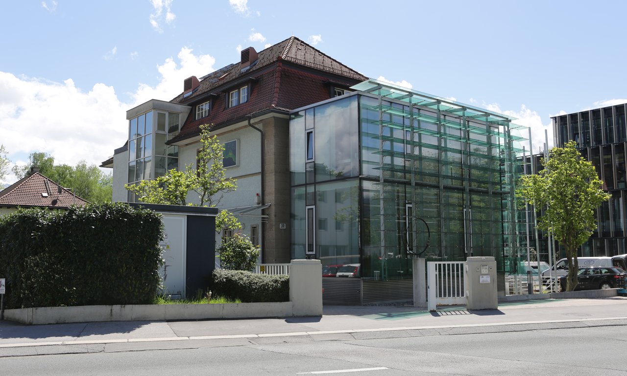 Foto vom Gebäude, in dem sich das Institut für Biomedizinische Alternsforschung befindet.