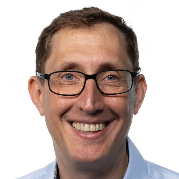 Porträtfot von Klemens Hammerer in Hemd und mit Brille