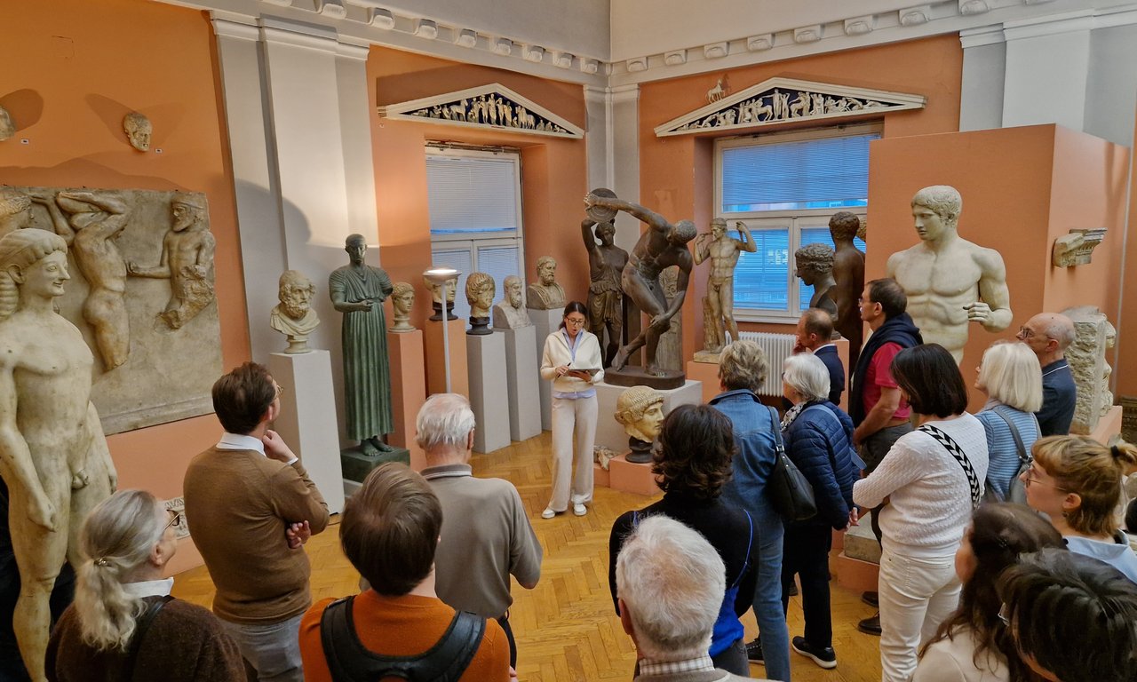 Personen betrachten eine Ausstellung