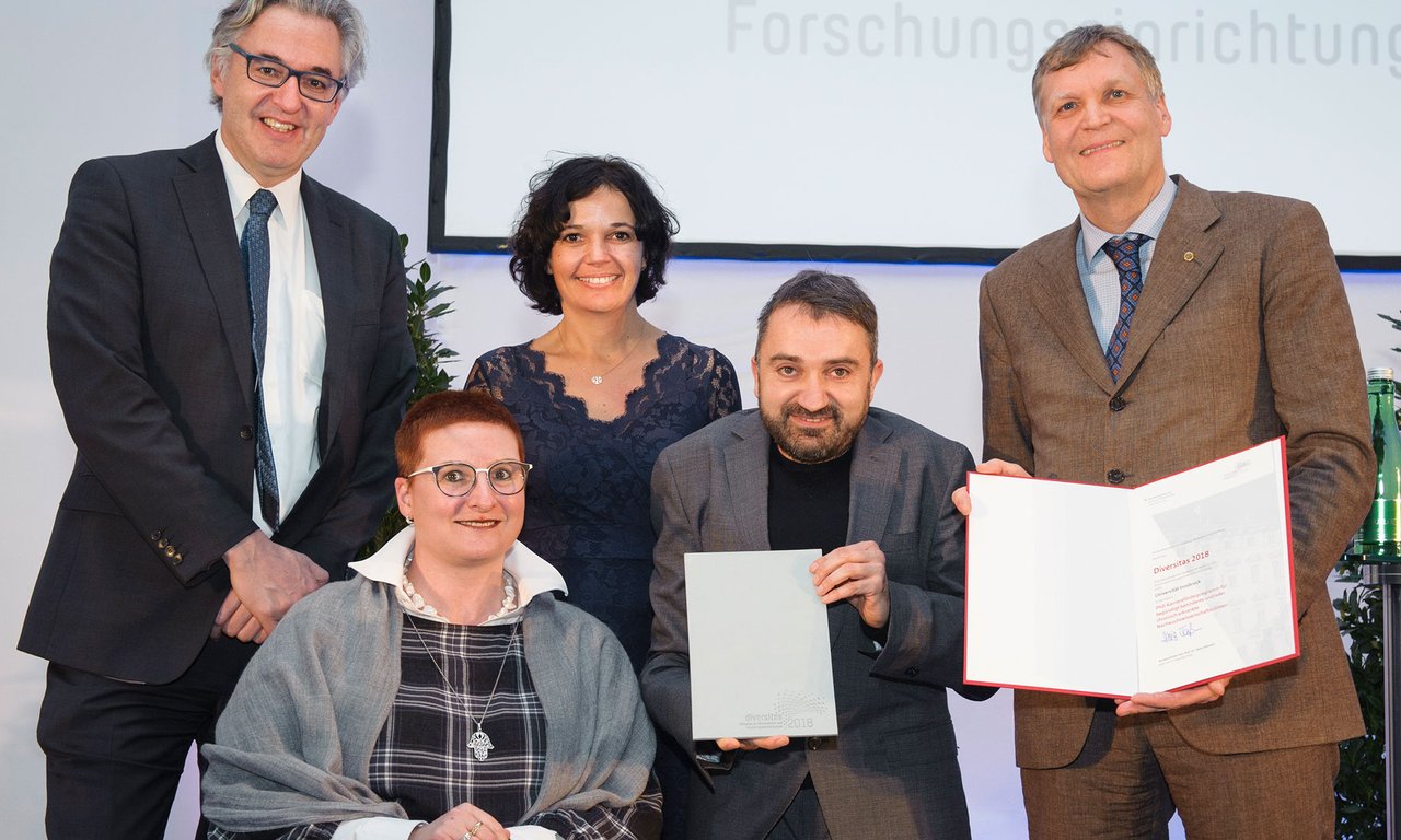 Generalsekretär Mag. Martin Netzer übergab den „Diversitas“-Hauptpreis im Rahmen eines Festaktes in der Aula der Wissenschaften an die Behindertenbeauftragte Dr. Elisabeth Rieder, Mag. Alexandra Brunner-Schwaiger von der Personalentwicklung, an Dr. A