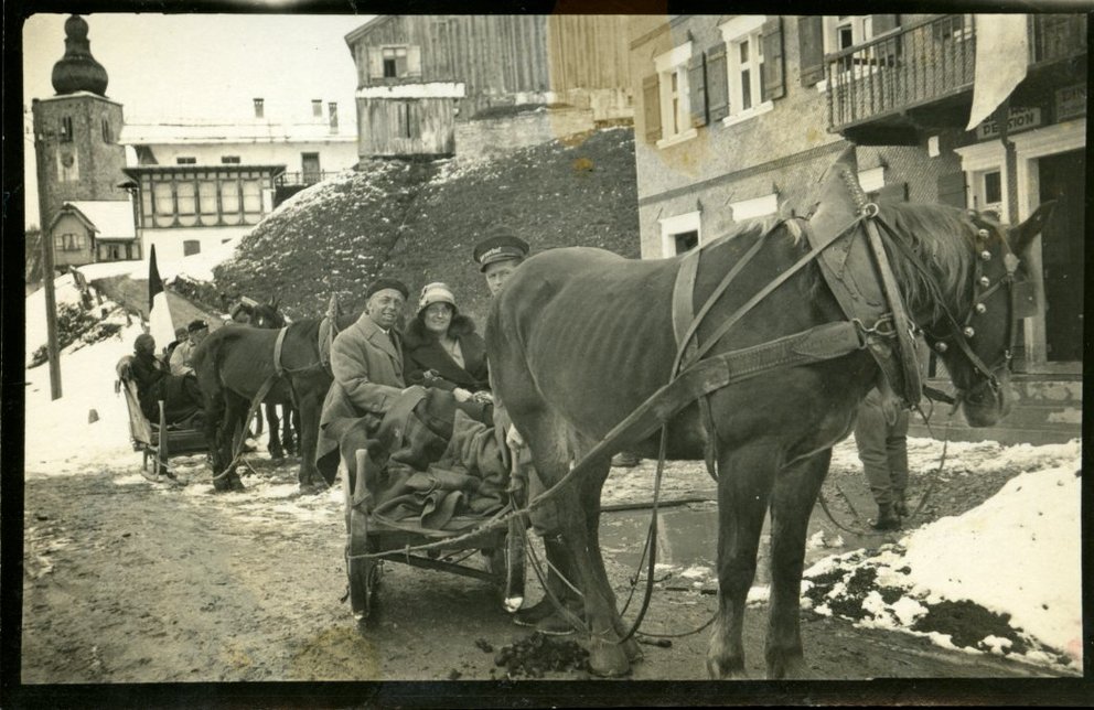Pferdeschlitten vor dem Tannberghof (Gemeindearchiv Lech: Nachlass Anton Mathis)