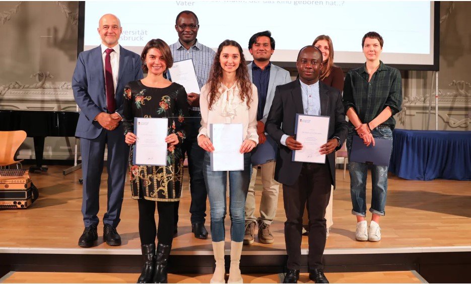 Überreichung der Urkunden durch VR Gregor Weihs (links außen)