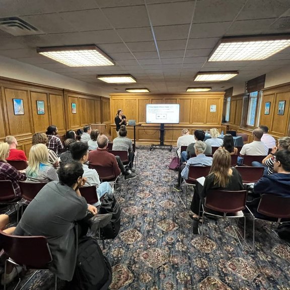 Jasmin Peskoller hält einen Vortrag an der UofA