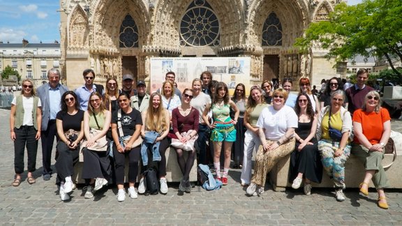 Vor der Kathedrale von Reims: Gruppenfoto Exkursion Paris SoSe 2026 Gruppenfoto Exkursion Paris