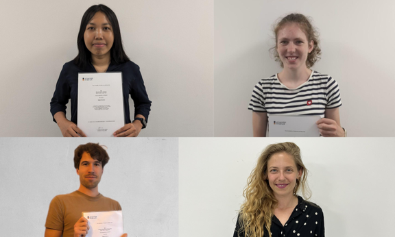 Zusammenschnitt von vier Porträtfotos. Die drei abgebildeten Damen und der Herr halten die Teilnahmebescheinigungen des Wahlpakets Digital Science in den Händen.