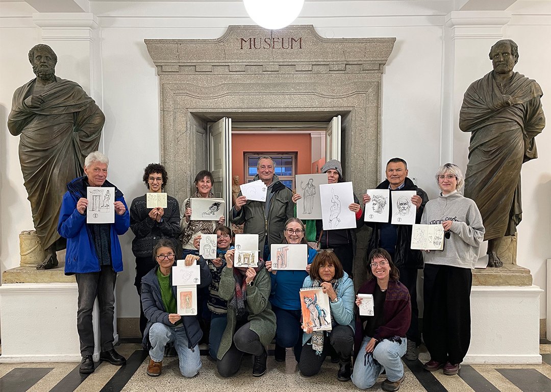 Gruppenfoto nach der Zeichensession im Archäologischen Universitätsmuseum: Die Urban Sketchers präsentieren ihre Werke.