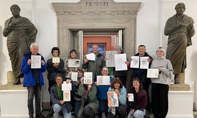 Gruppenfoto nach der Zeichensession im Archäologischen Universitätsmuseum: Die Urban Sketchers präsentieren ihre Werke.