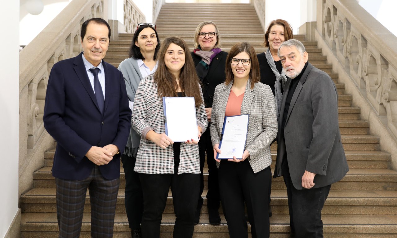 Neben den Preisträgerinnen (Bild Mitte: Jasmin Untersteiner und Manuela Wenger; David Waltl war verhindert) waren auch Vizerektorin Ulrike Tanzer, Irene Thaler und Rudolf Steckel vom Institut für Rechnungswesen, Steuerlehre und Wirtschaftsprüfung sow